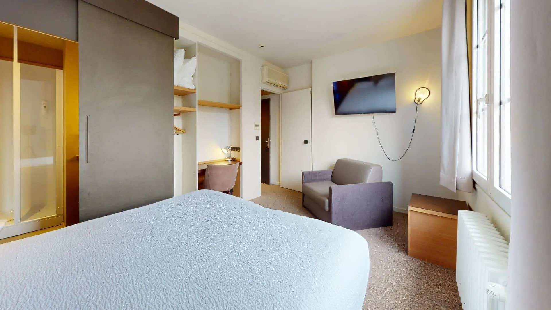 Chambre Double de l'Hôtel de Harlay, vue sur le lit et la fenêtre