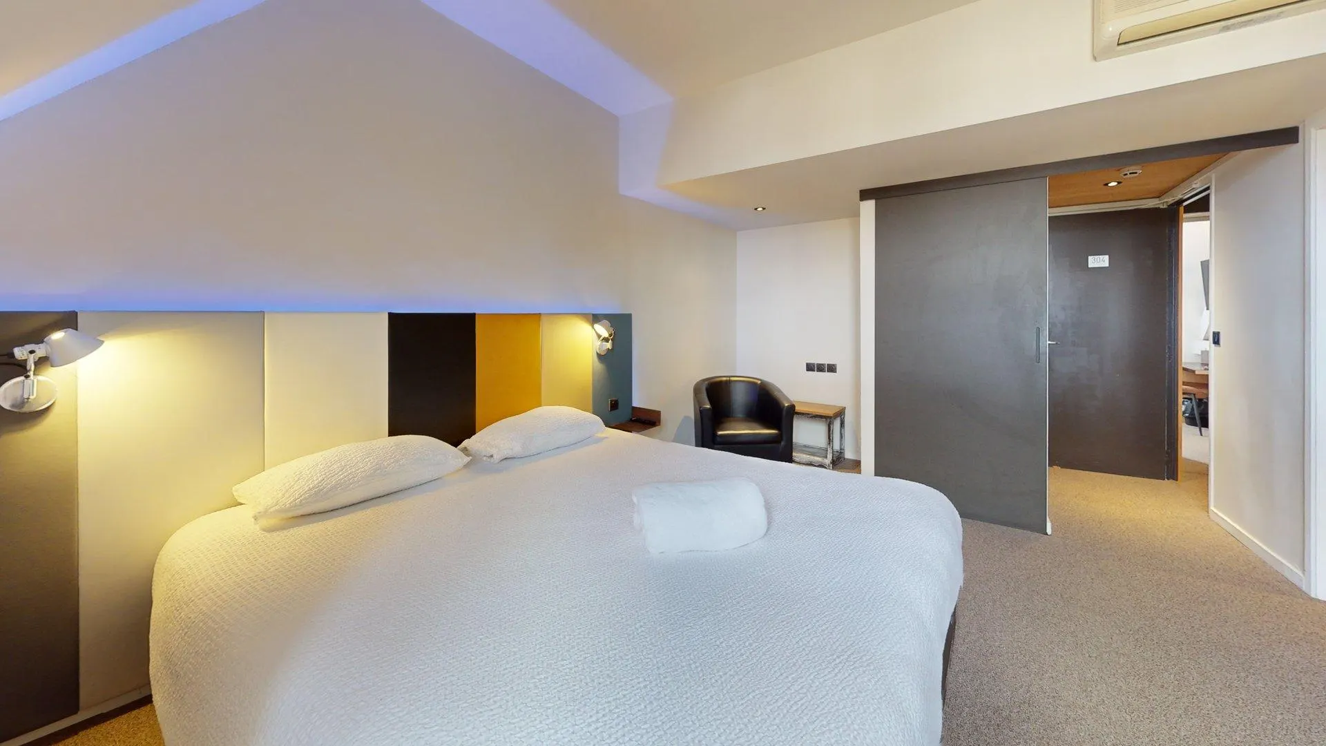 Chambre Double de l'Hôtel de Harlay, coin salon et télévision