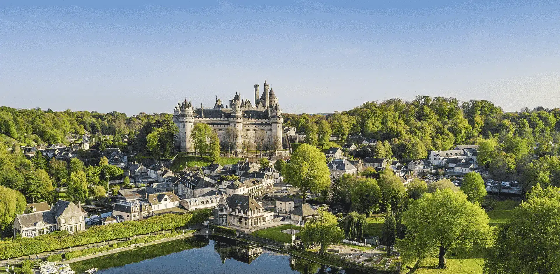 Le château de Pierrefonds et ses tours au-dessus du village
