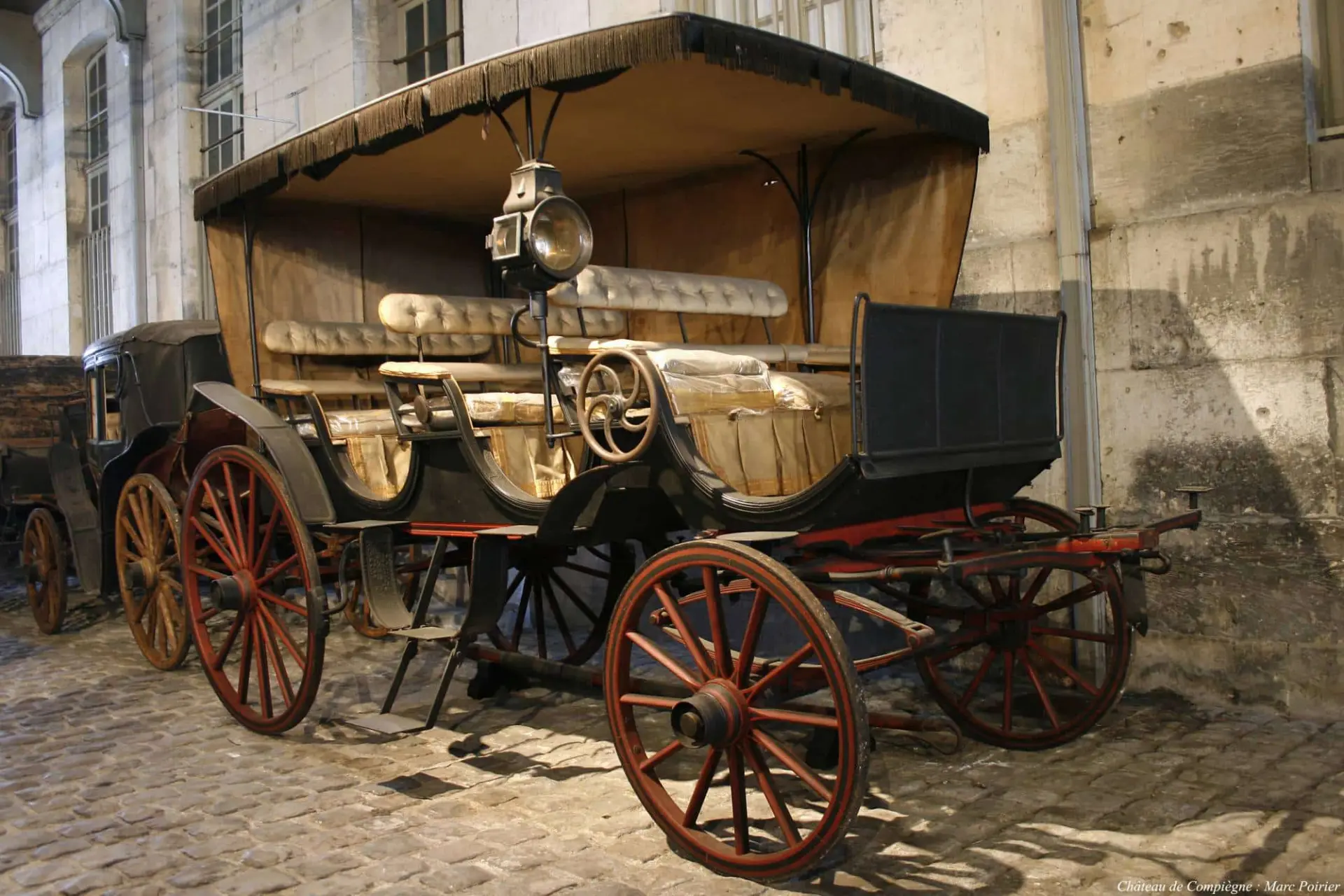 Calèche ancienne exposée au Musée de la Voiture du Palais de Compiègne