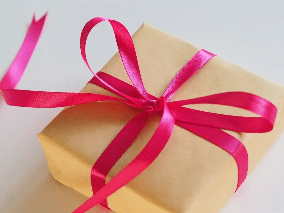 Paquet cadeau avec un ruban rose