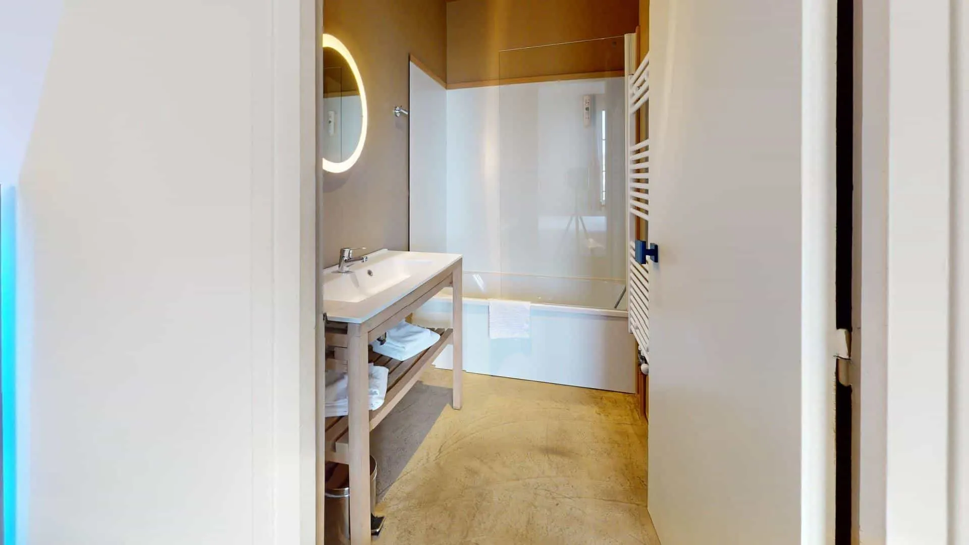 Salle de bains de la chambre Double, lavabo et miroir rond