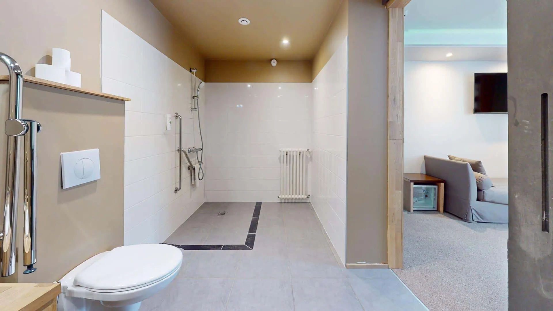 Salle de bains de la chambre PMR